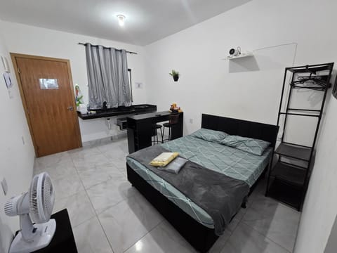 Bed, TV and multimedia, Kitchen or kitchenette, Living room, Photo of the whole room, Seating area, Bedroom, towels, wardrobe