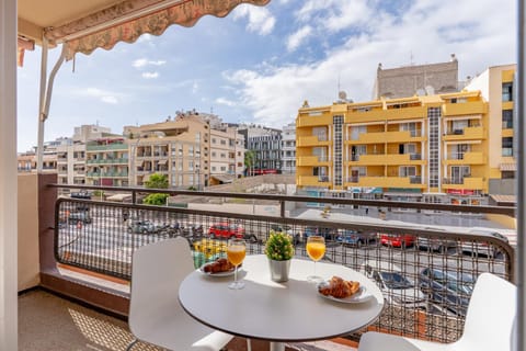 Day, View (from property/room), Balcony/Terrace, Food and drinks, City view