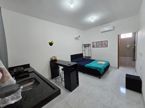Bed, TV and multimedia, Kitchen or kitchenette, Living room, Photo of the whole room, Seating area, Bedroom, air conditioner
