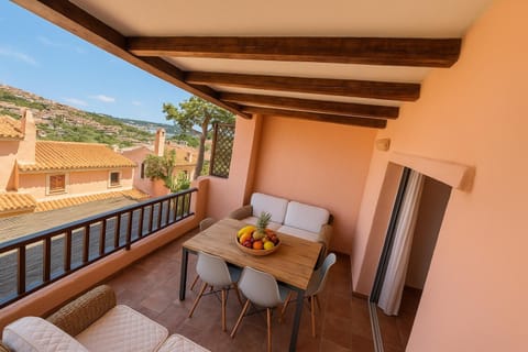 Patio, Day, View (from property/room), Balcony/Terrace, Living room, Seating area, Dining area, Food, Mountain view