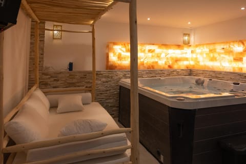 Bed, Hot Tub, Spa and wellness centre/facilities, towels