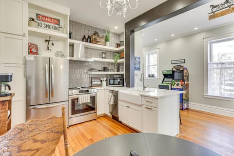 Walk Downtown Inviting Historic Home in Dubuque! House in Dubuque