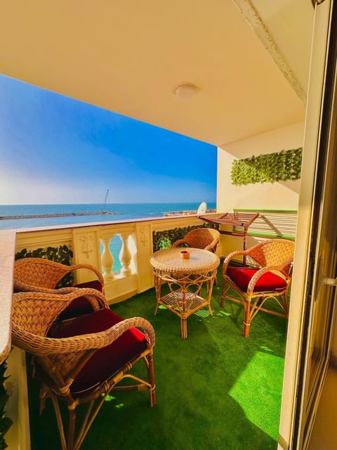 Natural landscape, Balcony/Terrace, Seating area, Sea view
