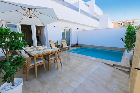 Patio, Dining area, Pool view, Swimming pool, sunbed