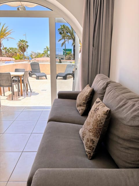 Day, Balcony/Terrace, Balcony/Terrace, Living room, Seating area, Dining area