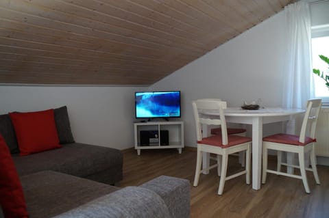 TV and multimedia, Living room, Seating area, Dining area