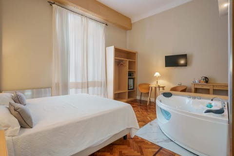 Bed, Hot Tub, Photo of the whole room