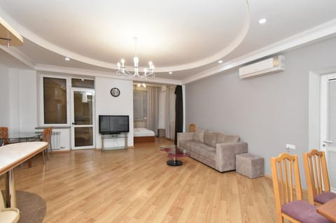 Communal lounge/ TV room, TV and multimedia, Living room, Seating area, Evening entertainment, air conditioner