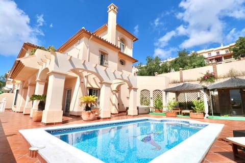 Property building, Day, Pool view, Swimming pool, sunbed
