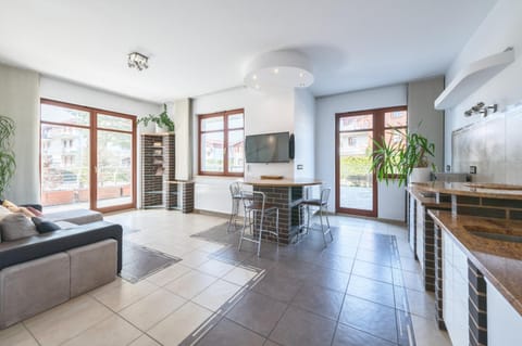 TV and multimedia, Kitchen or kitchenette, Living room, Seating area