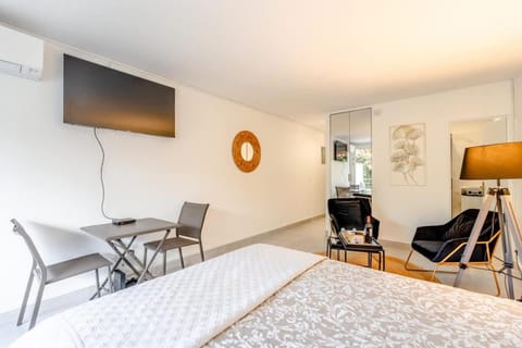 Petit Eden l Balcony & Peaceful l Shellter Rentals Apartment in Saint-Tropez