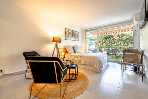 Petit Eden l Balcony & Peaceful l Shellter Rentals Apartment in Saint-Tropez