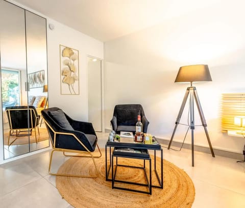 Petit Eden l Balcony & Peaceful l Shellter Rentals Apartment in Saint-Tropez