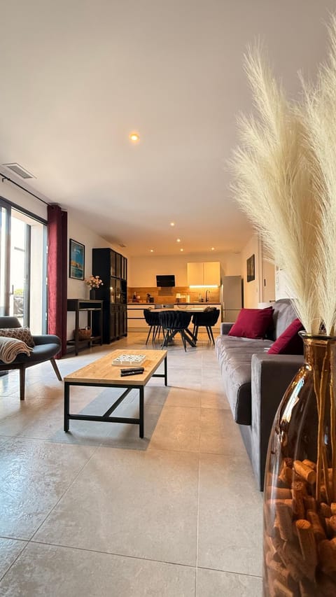 Kitchen or kitchenette, Seating area