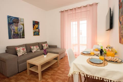 TV and multimedia, Living room, Food and drinks, Seating area, Dining area, Food, Drinks