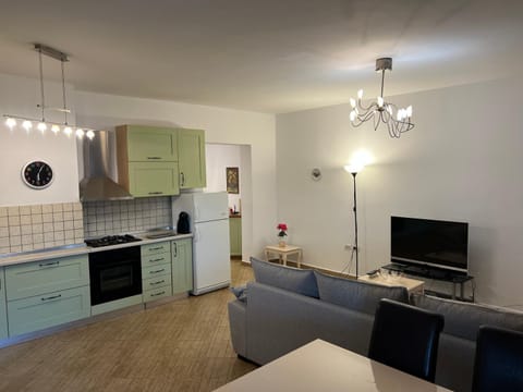TV and multimedia, Kitchen or kitchenette, Living room, Seating area
