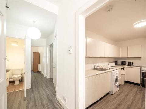 Spacious city center main door 3 bedrooms flat Apartment in Edinburgh