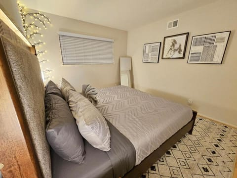 La Jolla Gem with Ocean View - 11 Beds, Hot Tub, Karaoke & Game Den House in Pacific Beach