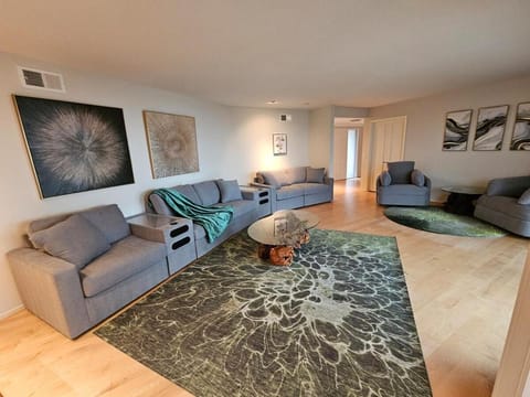 La Jolla Gem with Ocean View - 11 Beds, Hot Tub, Karaoke & Game Den House in Pacific Beach