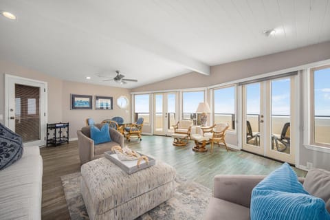 Luxurious Oceanfront Home with Incredible Views House in Balboa Peninsula