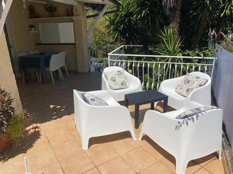 Property building, Solarium, Balcony/Terrace, Dining area