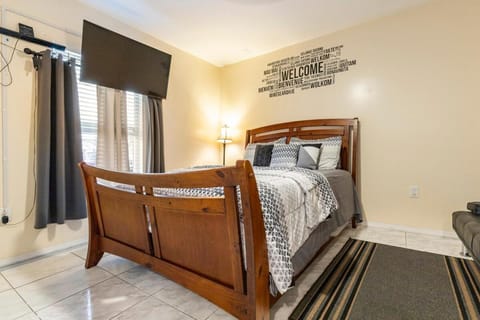 Bed, TV and multimedia, Bedroom