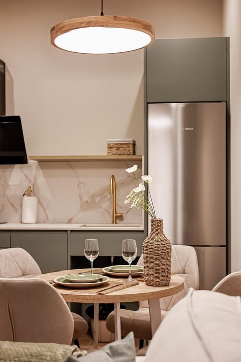 Kitchen or kitchenette, Dining area