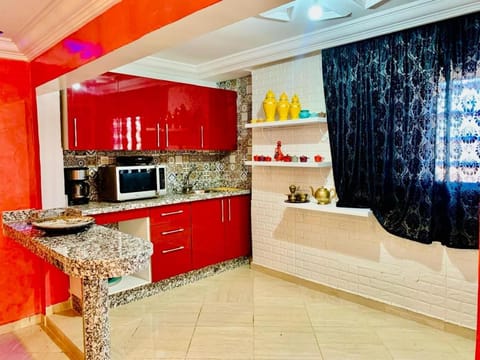 Kitchen or kitchenette, minibar