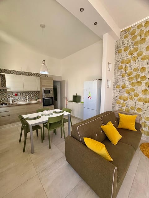 Kitchen or kitchenette, Seating area