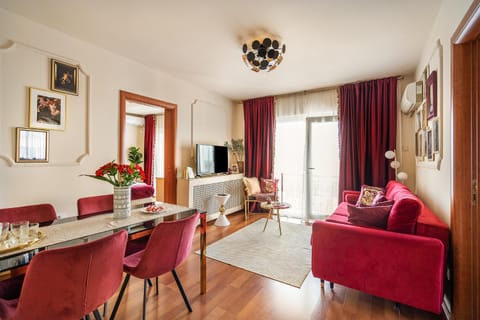 TV and multimedia, Living room, Seating area, Dining area