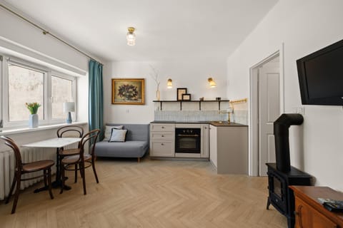 TV and multimedia, Kitchen or kitchenette, Living room, Seating area, Dining area, oven, stove