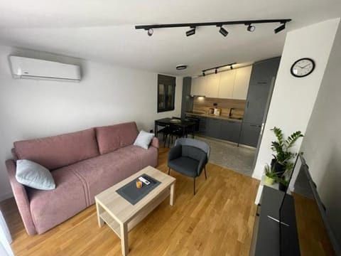 Bed, TV and multimedia, Living room, Photo of the whole room, Seating area, air conditioner
