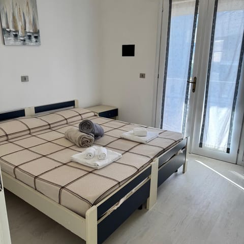 Bed, Bedroom, towels