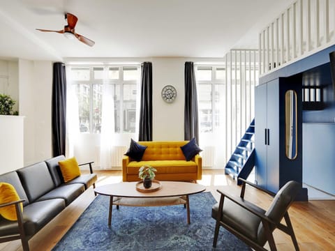 Living room, Seating area