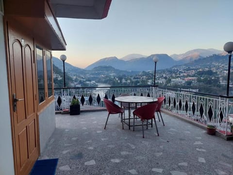 View (from property/room), Balcony/Terrace, Dining area, Mountain view