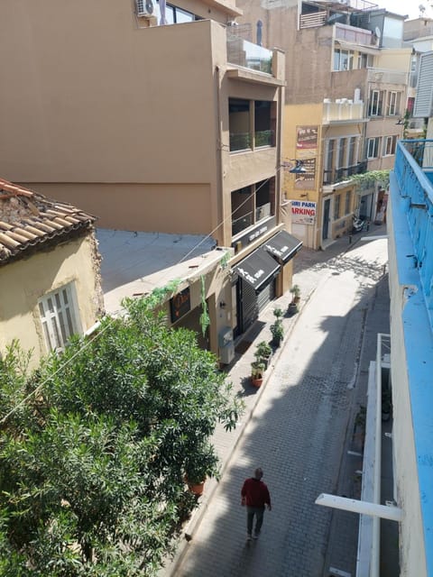 SHARED ROOMS LEPENIOTU NEAR ACROPOLIS &MONASTIRAKi Vacation rental in Athens