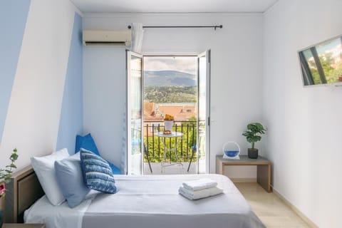 Bed, TV and multimedia, View (from property/room), Balcony/Terrace, Photo of the whole room