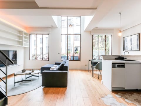 TV and multimedia, Kitchen or kitchenette, Living room, Seating area, Dining area
