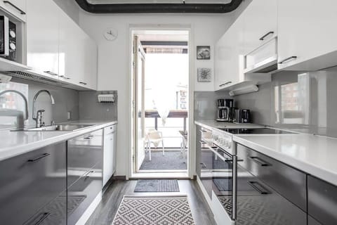 Kitchen or kitchenette, dishwasher, oven