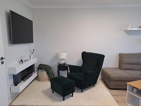 Communal lounge/ TV room, TV and multimedia, Living room, Seating area, Evening entertainment