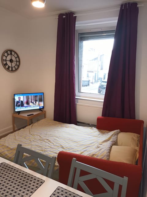 Bed, TV and multimedia, Living room, internet