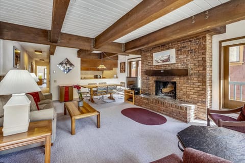 Iconic Ski Town Charm - Unbeatable Location Apartment in Aspen