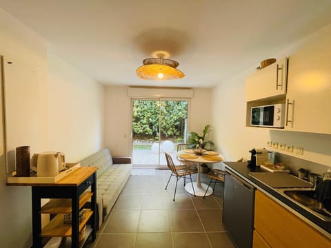 Coffee/tea facilities, Kitchen or kitchenette, Seating area, Dining area, toaster