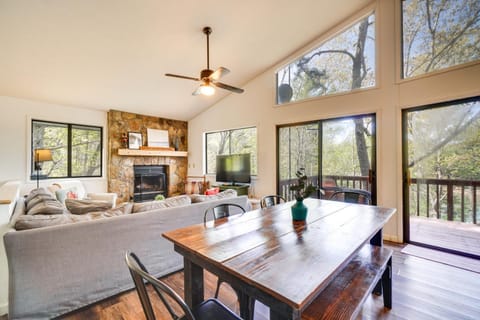 2 Living Areas and Fireplace! Family Murphy Retreat House in Tennessee