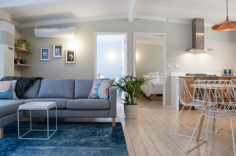 Kitchen or kitchenette, Living room, Seating area, Dining area