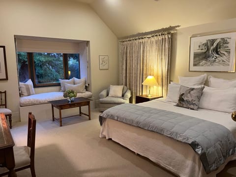 Bed, Photo of the whole room, Seating area, Bedroom
