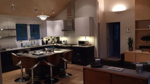 Coffee/tea facilities, Kitchen or kitchenette, Dining area, dishwasher, toaster