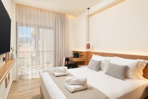 Bed, TV and multimedia, Balcony/Terrace, Photo of the whole room, Bedroom, towels
