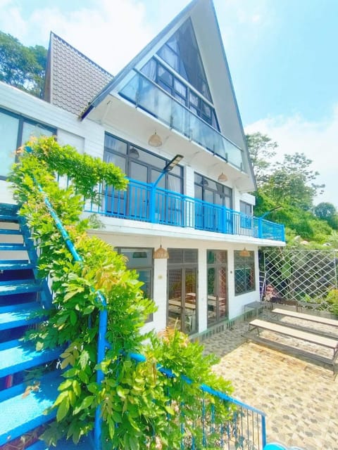 Property building, Spring, Day, Garden, View (from property/room), Balcony/Terrace, Garden view