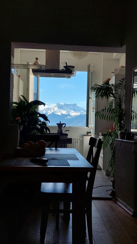 Quiet room in Montreux city center with mountain view Bed and Breakfast in Montreux